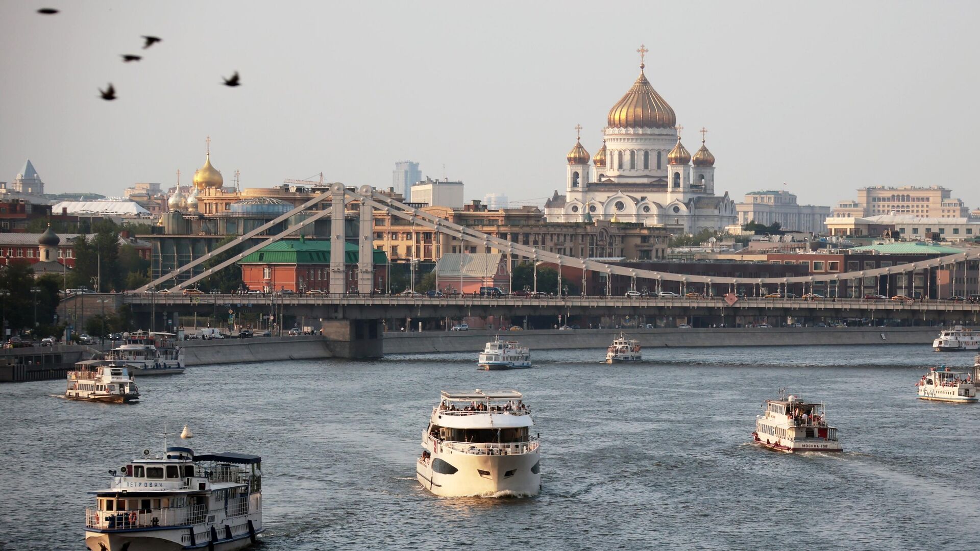 Отдыхающие на прогулочных теплоходах на Москва-реке у Крымского моста в Москве - РИА Новости, 1920, 04.06.2024