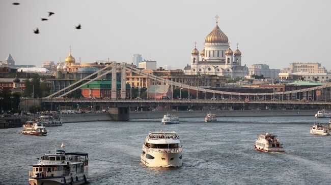 Отдыхающие на прогулочных теплоходах на Москва-реке у Крымского моста в Москве