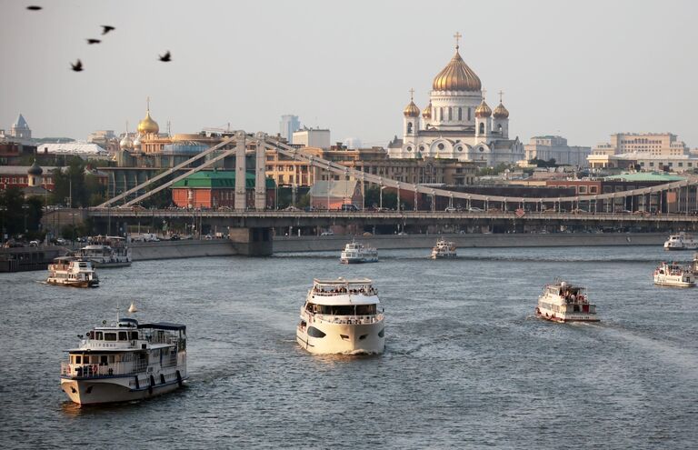 Отдыхающие на прогулочных теплоходах на Москва-реке у Крымского моста в Москве