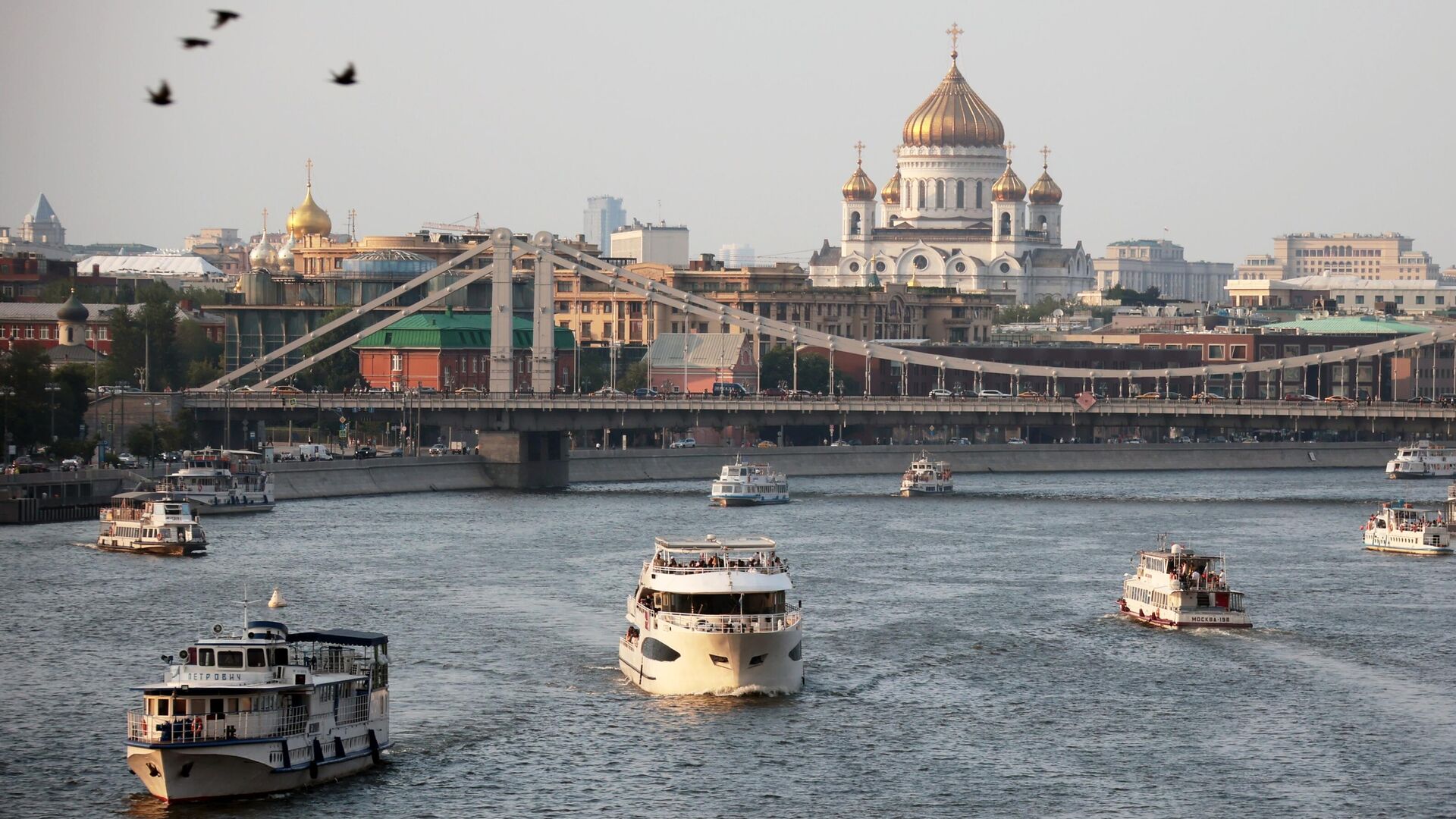 Отдыхающие на прогулочных теплоходах на Москва-реке у Крымского моста в Москве - РИА Новости, 1920, 04.06.2024