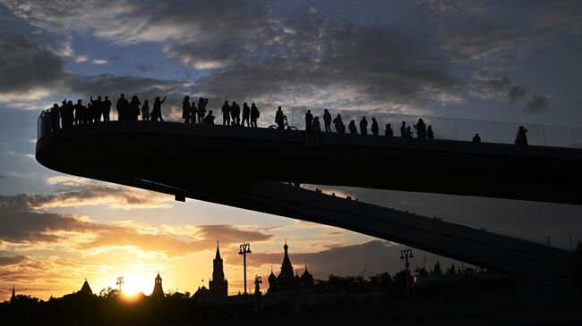 Отдыхающие на Парящем мосту в парке Зарядье в Москве