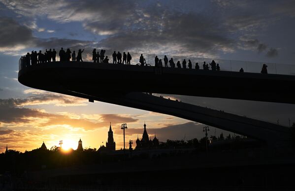 Отдыхающие на Парящем мосту в парке Зарядье в Москве