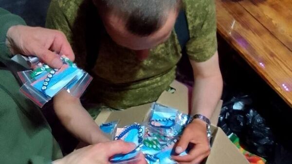 Студенты Омского педагогического колледжа № 1 плетут браслеты для российских солдат