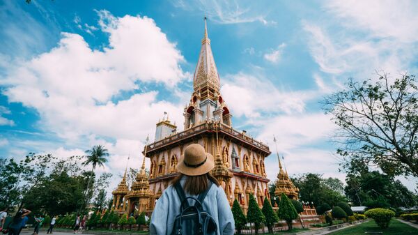 Туристка перед храмом Ват Чалонг на Пхукете