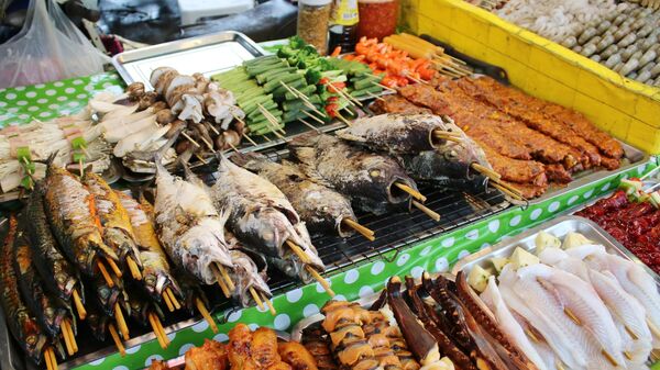 Свежеприготовленные морепродукты и рыба на прилавке уличного торговца в Пхукете, Таиланд