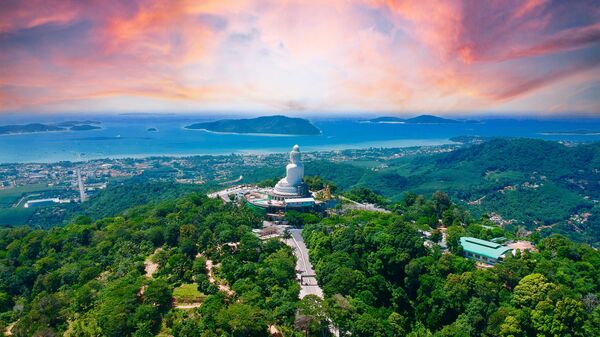 Вид на Большого Будду, пляж Ката и Карон, залив Чалонг на острове Пхукет, Таиланд