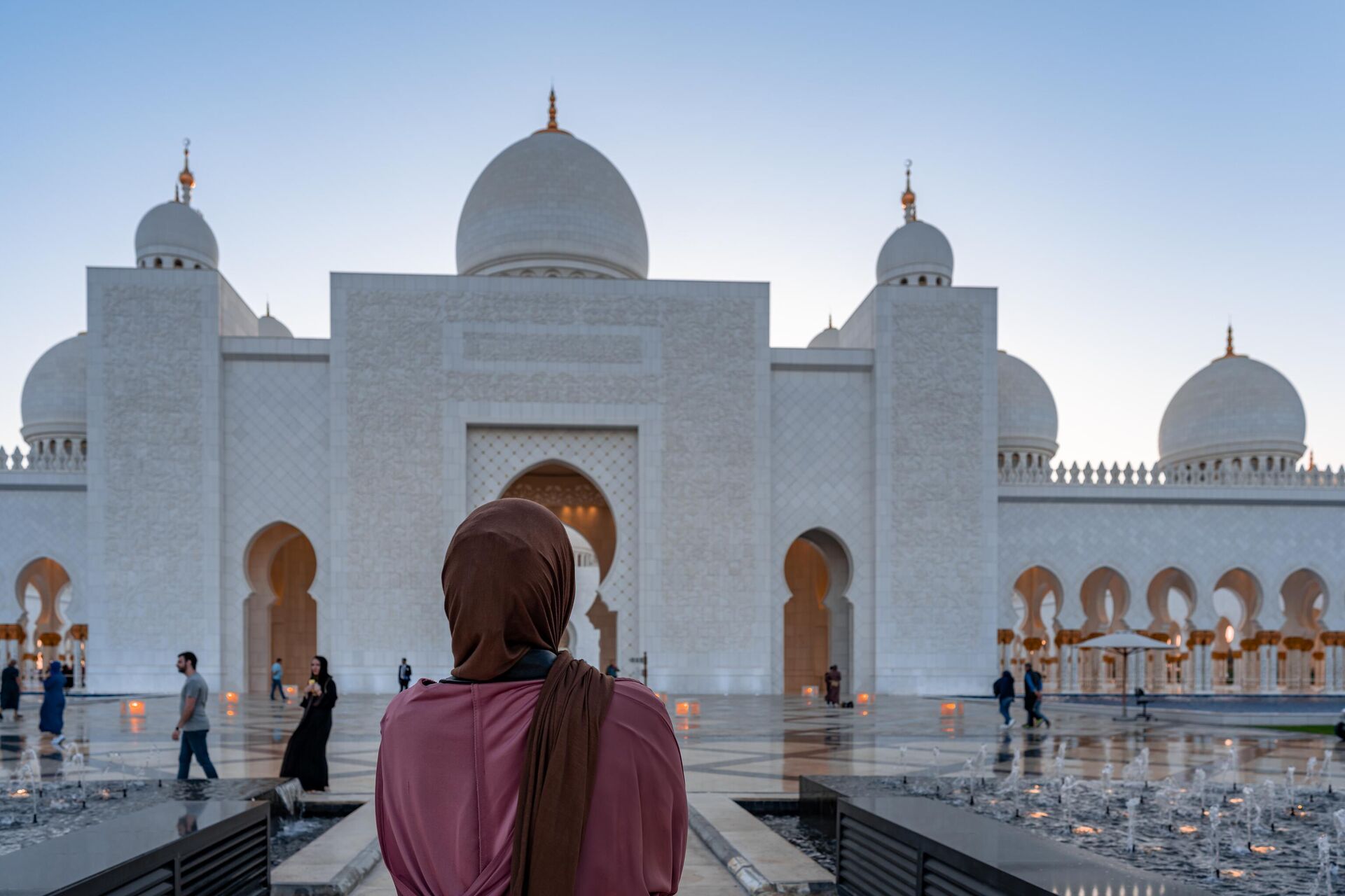 Девушка в хиджабе смотрит на мечеть шейха Зайда в Абу-Даби - РИА Новости, 1920, 19.07.2023
