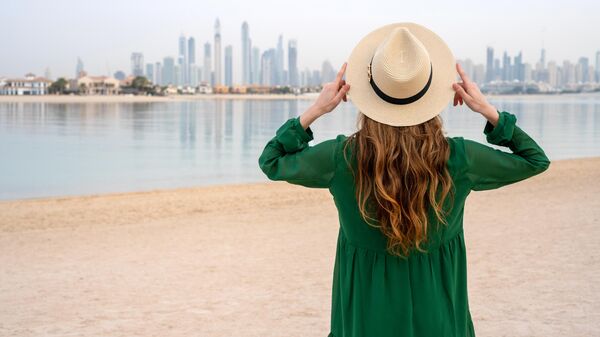 Девушка на пляже в Дубае