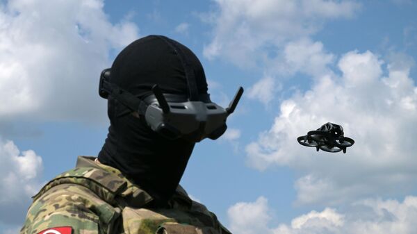 Военнослужащий Центрального военного округа управляет FPV-дроном. Архивное фото