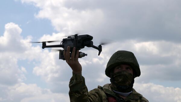 Военнослужащий Центрального Военно округа (ЦВО) с дроном с подвесом для сброса боеприпаса