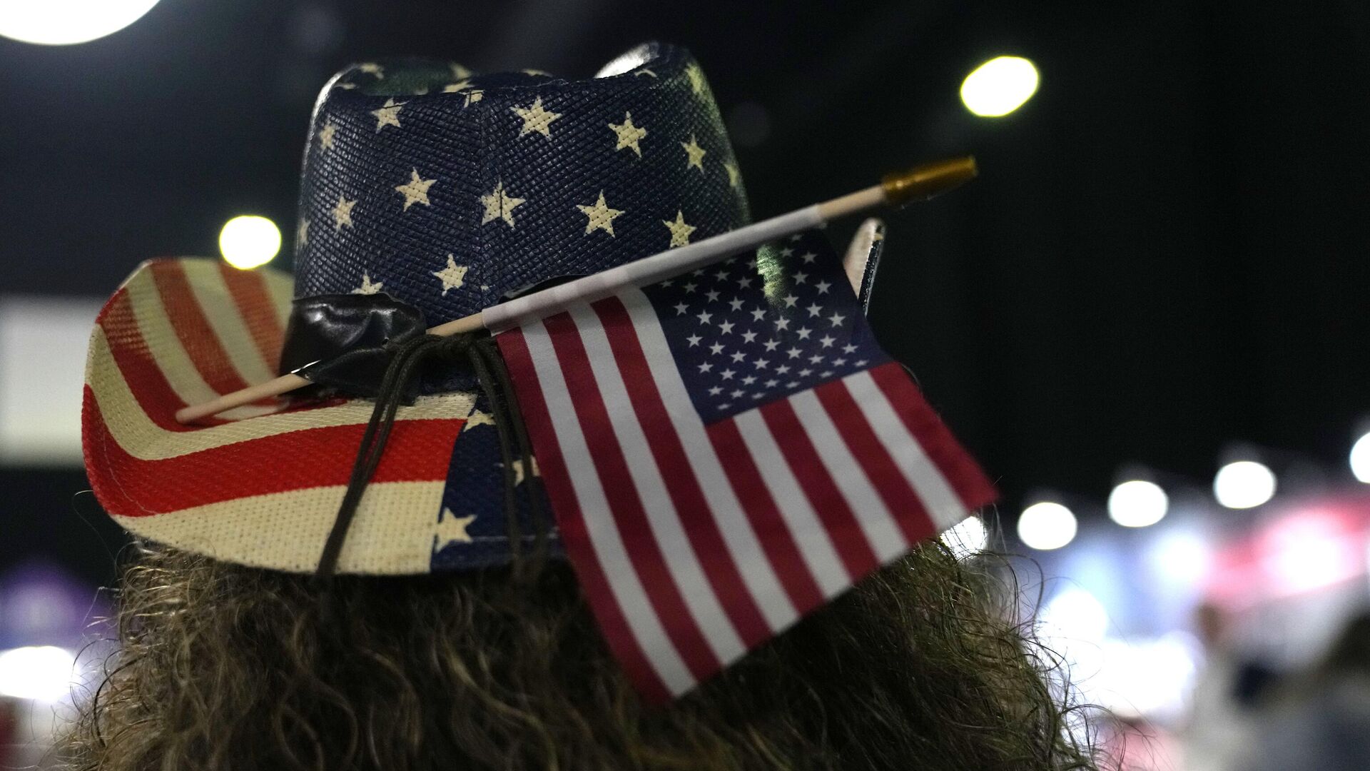 Мужчина с американским флагом на шляпе - РИА Новости, 1920, 28.08.2023