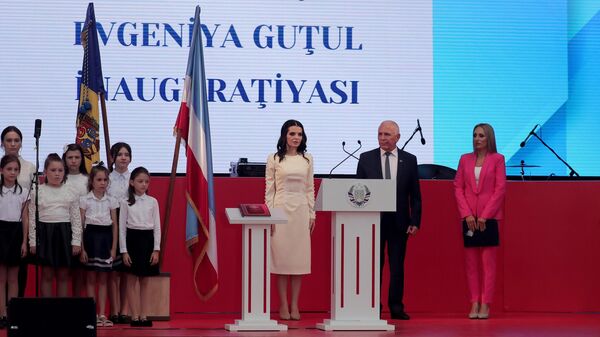 Церемония инаугурации главы Гагаузской автономии Молдавии Евгении Гуцул на центральной площади города Комрат