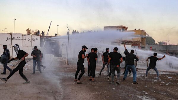 Полиция применяет водомет во время акции протеста у посольства Швеции в Багдаде. 20 июля 2023