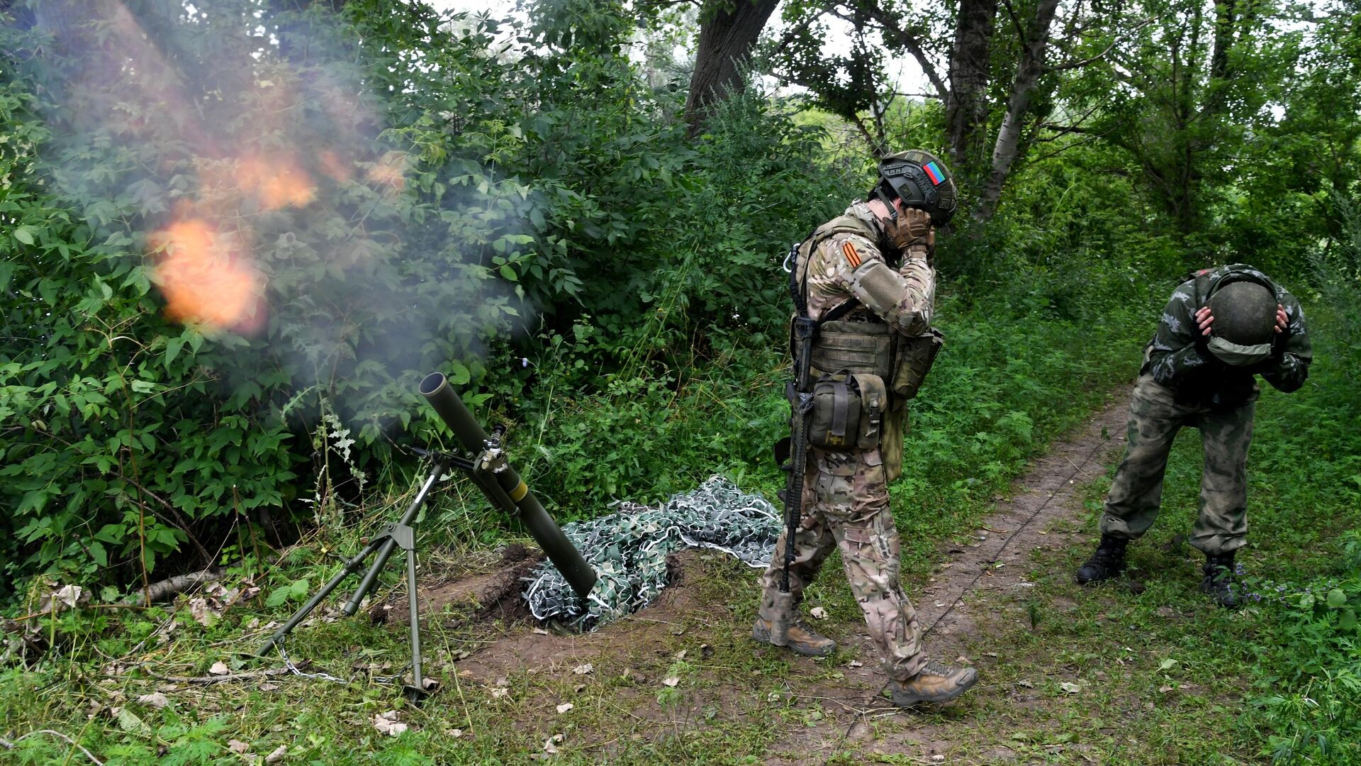 Российские военнослужащие ведут огонь по позициям ВСУ из миномета - РИА Новости, 1920, 10.05.2024