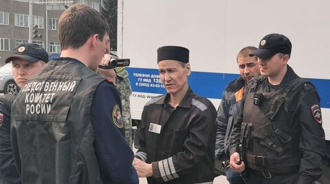 Иволгинский потрошитель Кегашбек Орунбаев во время проверки показаний на месте преступления