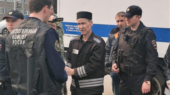 Иволгинский потрошитель Кегашбек Орунбаев во время проверки показаний на месте преступления