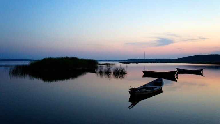 Лодки местных жителей на озере Дривяты в Национальном парке Браславские озера, расположенном на северо-западе Белоруссии