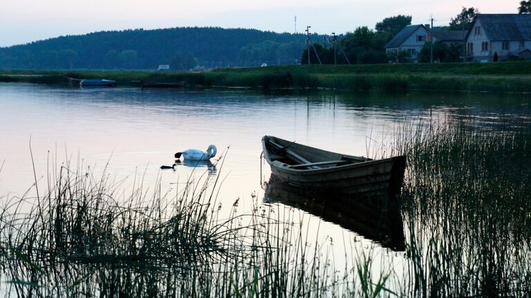 Лодка одного из местных местных жителей на озере Дривяты в Национальном парке Браславские озера, расположенном на северо-западе Белоруссии