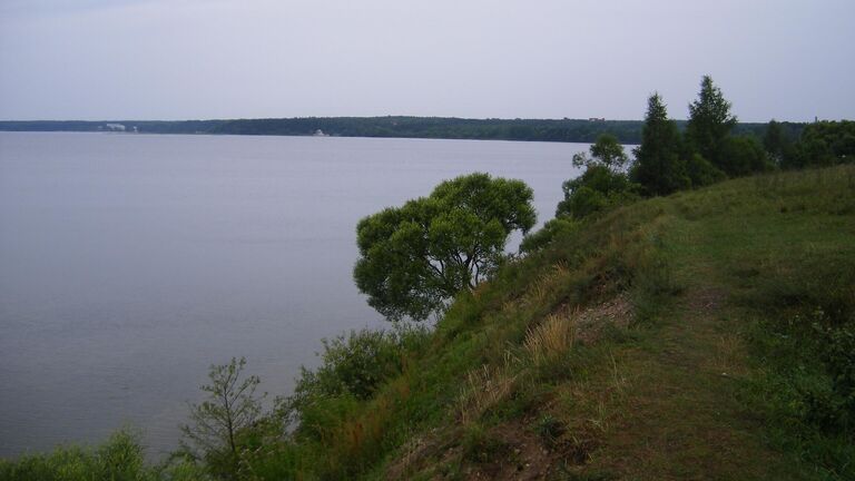 Обрывистый берег озера Нарочь