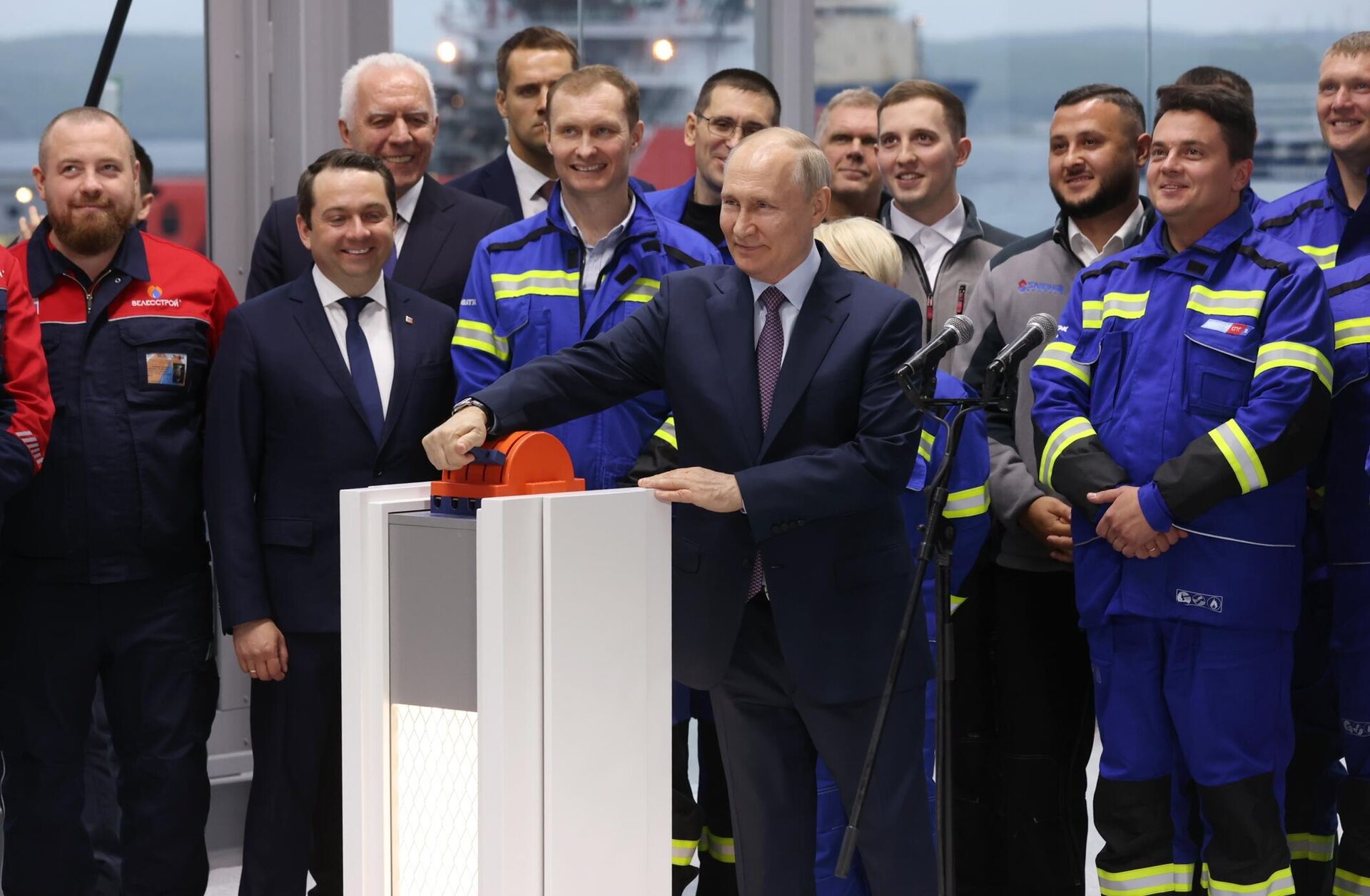 Президент РФ Владимир Путин на церемонии отправки первой технологической линии сжижения природного газа на основаниях гравитационного типа в рамках проекта Арктик СПГ2 в Центре строительства крупнотоннажных морских сооружений компании Новатэк-Мурманск Президент РФ Владимир Путин на церемонии отправки первой технологической линии сжижения природного газа на основаниях гравитационного типа в рамках проекта Арктик СПГ2 в Центре строительства крупнотоннажных морских сооружений компании Новатэк-Мурманск - РИА Новости, 1920, 17.04.2025