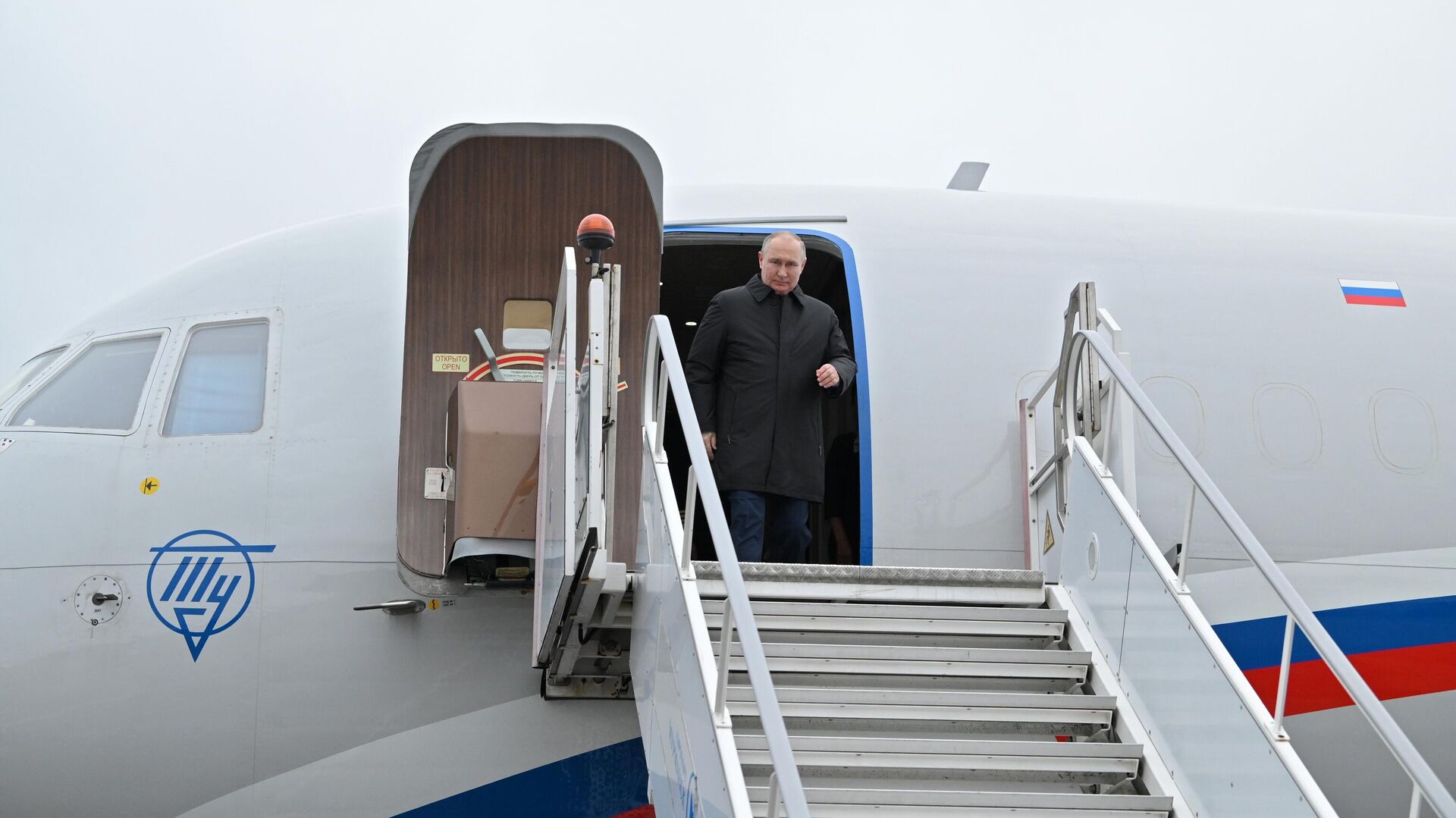 Президент России Владимир Путин на трапе самолета0