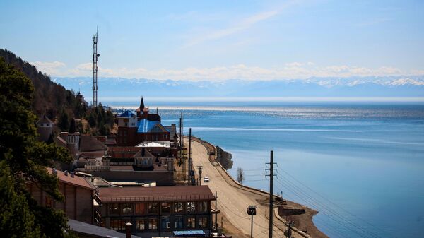 Поселок на берегу озера Байкал