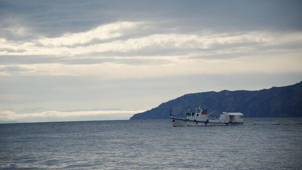 Рыболовное судно на озере Байкал, возле поселка Листвянка в Иркутской области