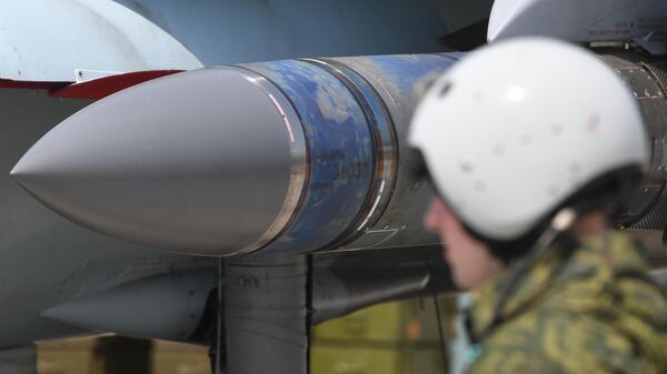 Авиационная ракета Х-31 на узле подвески вооружения многоцелевого истребителя Су-35