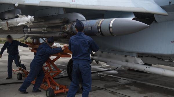 Техники готовят авиационную ракету на аэродроме базирования истребителей ВКС России