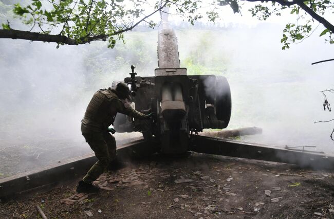 Военнослужащий РФ стреляет из гаубицы Д-30 Военнослужащий РФ стреляет из гаубицы Д-30