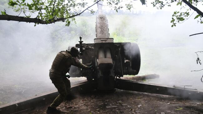 Российский военнослужащий стреляет из гаубицы Д-30