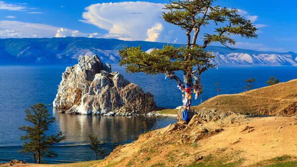 Мыс Бурхан, скала Шаманка на острове Ольхон в Иркутской области.