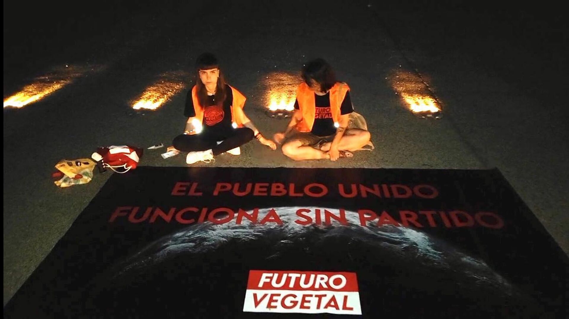 Экоактивистки из организации Futuro Vegetal, которые приклеили себя к взлетно-посадочной полосе в аэропорту Мадрида - РИА Новости, 1920, 21.07.2023