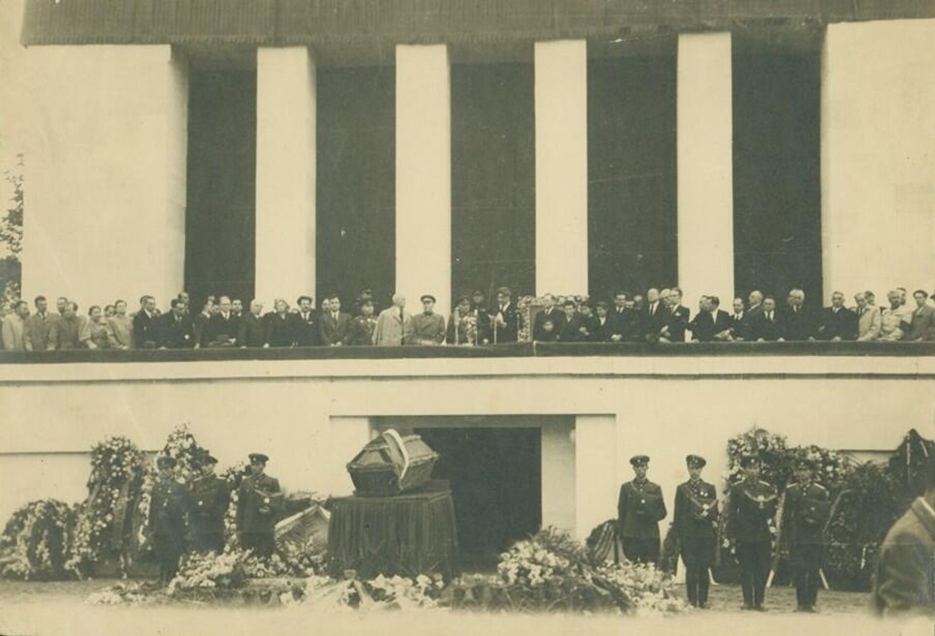 Новопостроенный мавзолей с гробом Димитрова. Июль 1949 - РИА Новости, 1920, 21.07.2023