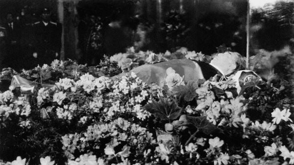Гроб с телом Ким Ир Сена