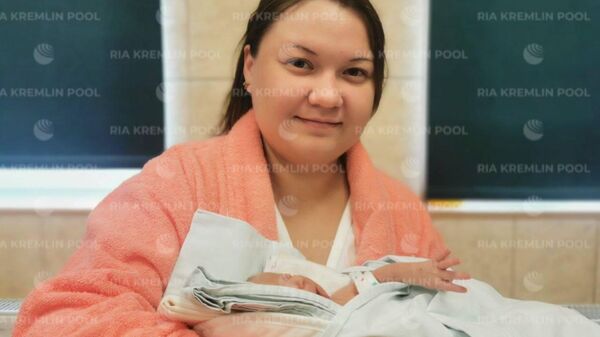Жительница Санкт-Петербурга с новорожденным сыном