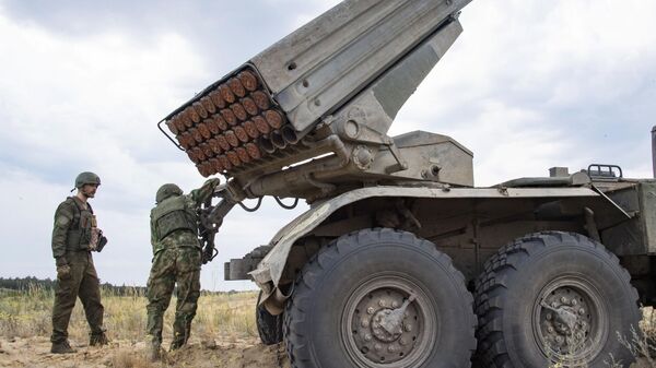 Военнослужащие артиллерийского расчета реактивной системы залпового огня (РСЗО) вооруженных сил РФ