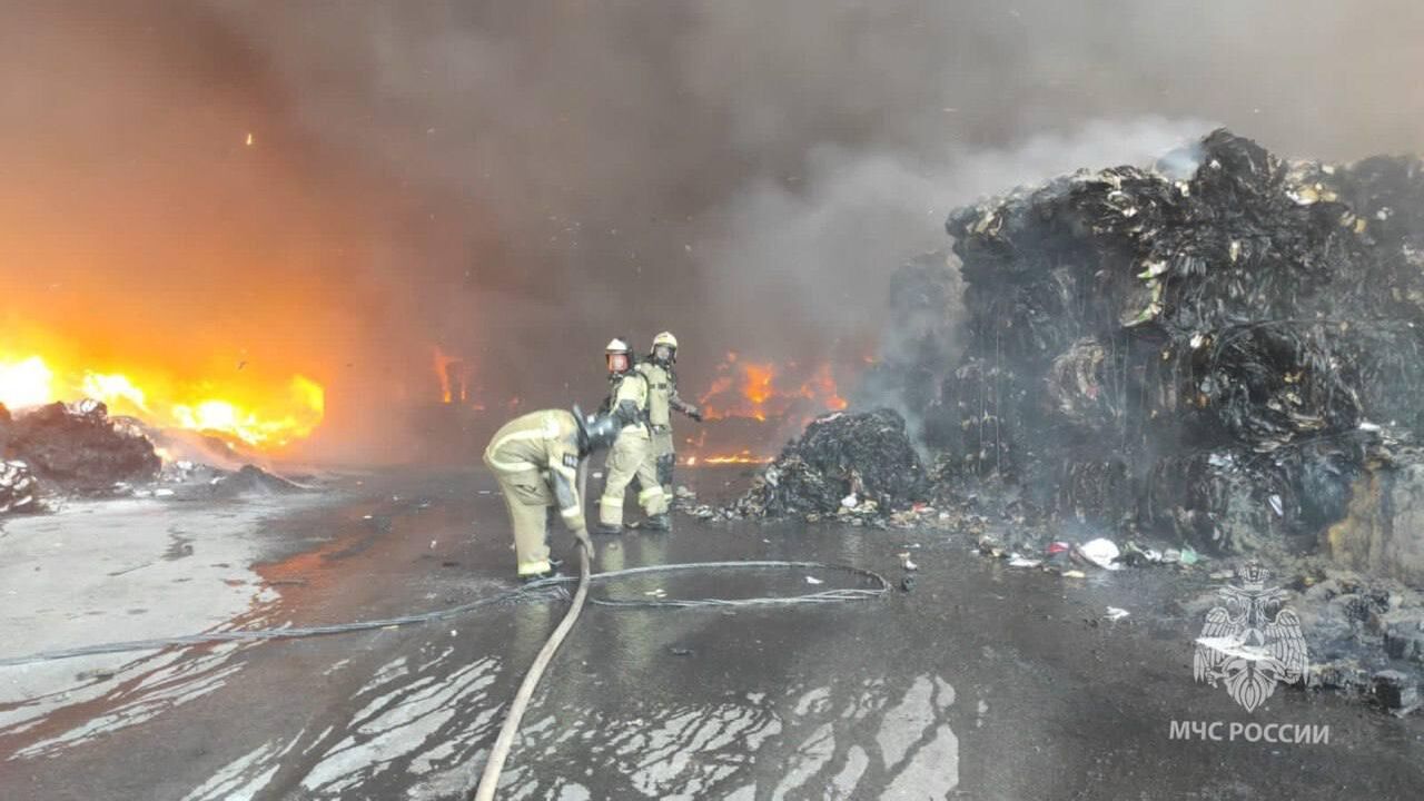 Пожар на складе с макулатурой в городе Аксай под Ростовом-на-Дону - РИА Новости, 1920, 21.07.2023