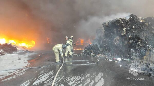 Пожар на складе с макулатурой в городе Аксай под Ростовом-на-Дону