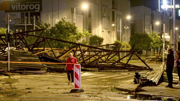 Поваленные металлические конструкции и разрушения в результате сильной бури в сербском городе Нови-Сад