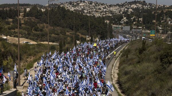 Демонстранты во время многодневного марша протеста против судебной реформы из Тель-Авива в Иерусалим