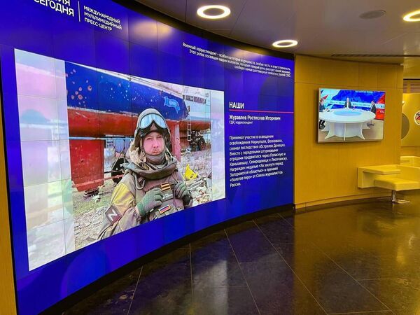 Фотография военного корреспондента РИА Новости Ростислава Журавлева на экране в здании МИА Россия сегодня