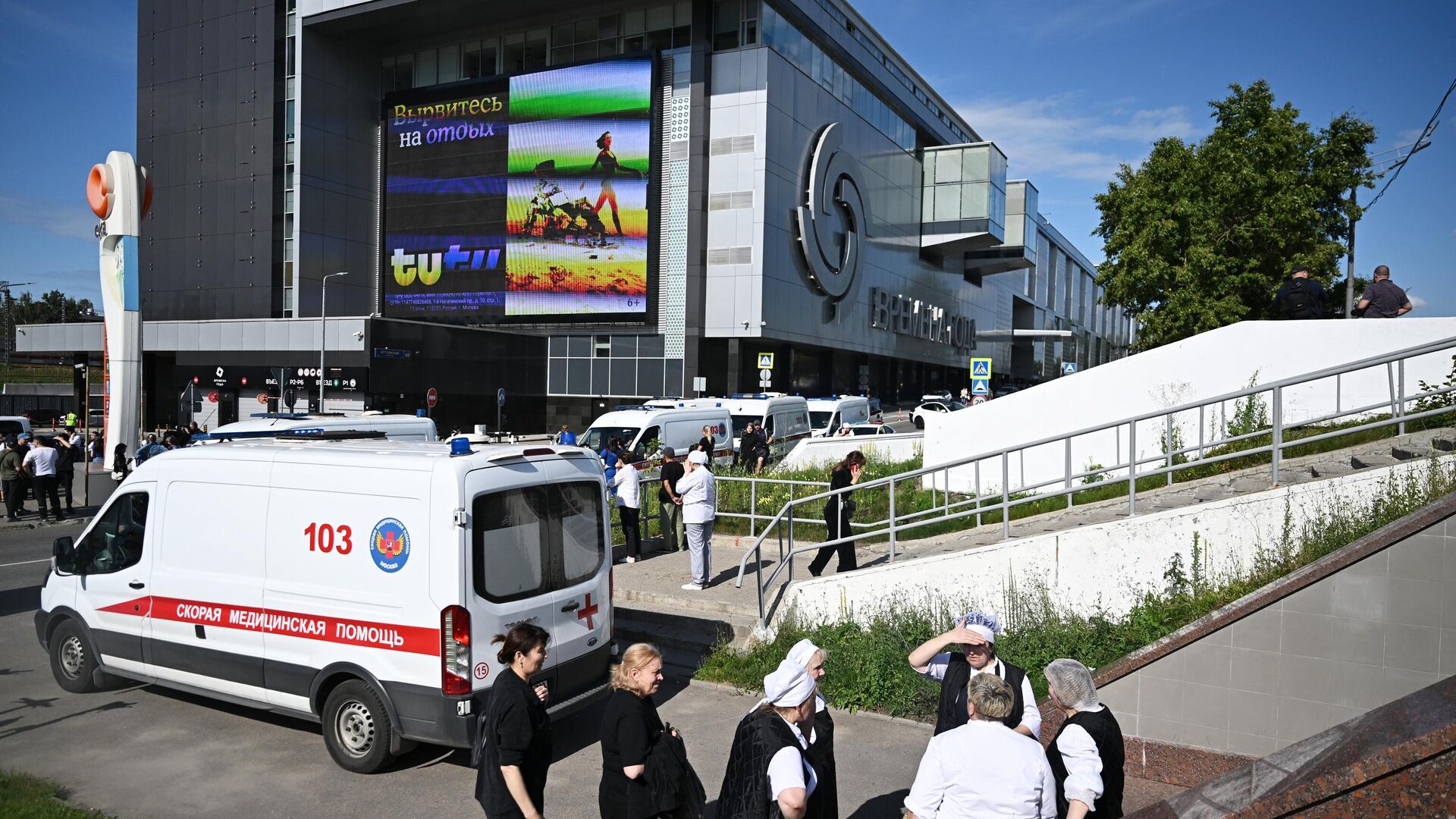 Сотрудники скорой помощи около ТЦ Времена года на Кутузовском проспекте, где произошел прорыв трубы с горячей водой - РИА Новости, 1920, 22.07.2023