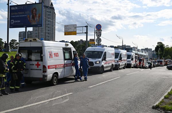 Машины скорой медицинской помощи около ТЦ Времена года на Кутузовском проспекте, где произошел прорыв трубы с горячей водой