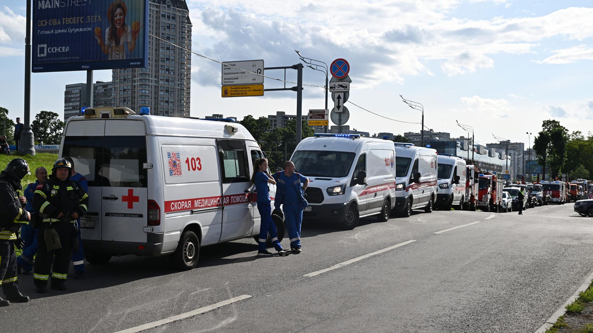 Машины скорой медицинской помощи около ТЦ Времена года на Кутузовском проспекте, где произошел прорыв трубы с горячей водой - РИА Новости, 1920, 22.07.2023