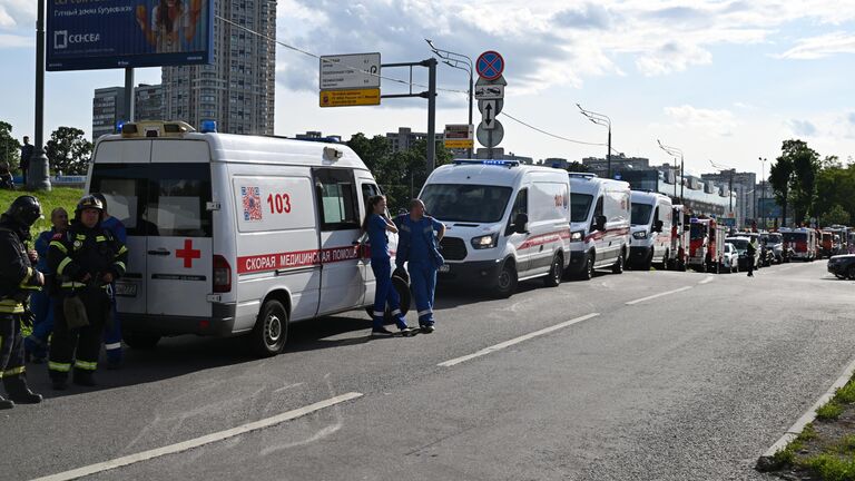 Машины скорой медицинской помощи около ТЦ Времена года на Кутузовском проспекте, где произошел прорыв трубы с горячей водой