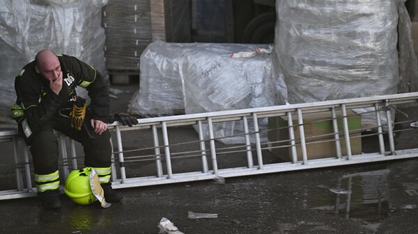 Сотрудник экстренной службы около ТЦ Времена года на Кутузовском проспекте, где произошел прорыв трубы с горячей водой