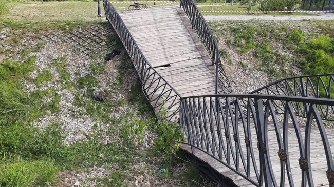 Обрушившийся пешеходный мост в городе Луга Ленинградской области