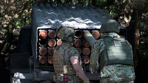 Военнослужащие артиллерийского расчета реактивной системы залпового огня БМ-21 Град в зоне проведения СВО