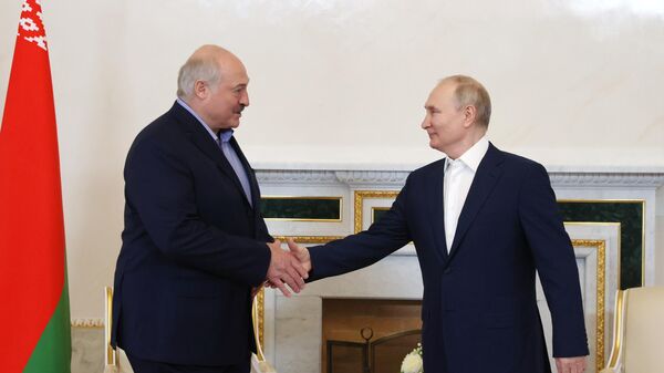 Президент РФ Владимир Путин и президент Белоруссии Александр Лукашенко во время встречи. Архивное фото
